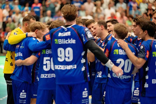 Entscheidung nach Videobeweis: SC Magdeburg, gewinnt maximal knapp mit 30:31, Freude beim Team SC Magdeburg, Frust bei den Balingern, Tobias Heinzelmann (HBW Balingen Weilstetten, 28) spricht zu dem deprimierten Team, HBW Balingen Weilstetten vs. SC Magdeburg, GER, Opel 1. Handball Bundesliga, Meisterschaft, Spieltag 3, Saison 2026 2027, 06.09.2026, Eibner-Pressefoto Andreas Ulmer HBW Balingen Weilstetten vs. SC Magdeburg, GER, Opel 1. Handball Bundesliga, Meisterschaft, Spieltag 3, Saison 2026 2027, 06.09.2026, Balingen Copyright: xEibner-Pressefoto AndreasxUlmerx EP_AUR