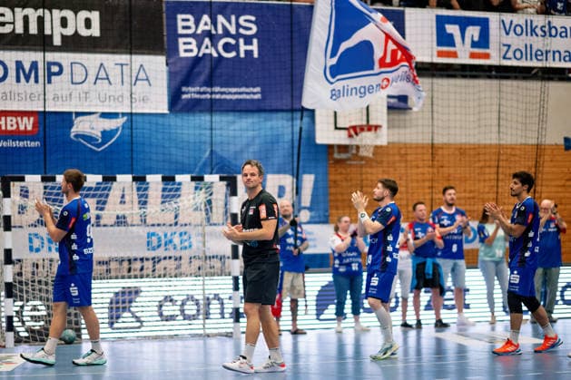 Matthias Flohr, (HBW Balingen Weilstetten, Trainer) bedankt sich bei den Fans, die Entaeuschung ist spuerbar, HBW Balingen Weilstetten vs. SC Magdeburg, GER, Opel 1. Handball Bundesliga, Meisterschaft, Spieltag 3, Saison 2026 2027, 06.09.2026, Eibner-Pressefoto Andreas Ulmer HBW Balingen Weilstetten vs. SC Magdeburg, GER, Opel 1. Handball Bundesliga, Meisterschaft, Spieltag 3, Saison 2026 2027, 06.09.2026, Balingen Copyright: xEibner-Pressefoto AndreasxUlmerx EP_AUR