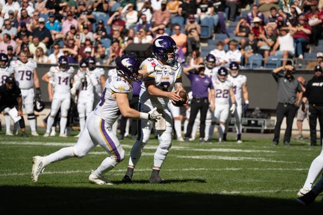 Deutschland: 06.09.2026, The AFLE Gold Bowl 2026 - Panthers Wroclaw vs. Vienna Vikings, Schauinsland-Reisen-Arena (Duisburg): Vienna Vikings Ben Holmes übergibt den Ball an Vienna Vikings Karri Pajarinen Duisburg Deutschland Copyright: xMijoxLubecx