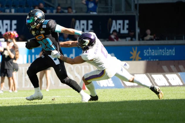 Deutschland: 06.09.2026, The AFLE Gold Bowl 2026 - Panthers Wroclaw vs. Vienna Vikings, Schauinsland-Reisen-Arena (Duisburg): Panthers Wroclaw Dawid Brzozowski rennt vor Vienna Vikings Noel Swancar weg Duisburg Deutschland Copyright: xMijoxLubecx