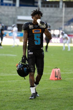 Deutschland: 06.09.2026, The AFLE Gold Bowl 2026 - Panthers Wroclaw vs. Vienna Vikings, Schauinsland-Reisen-Arena (Duisburg): Panthers Wroclaw Michael Harley Jr trinkt aus der Flasche Duisburg Deutschland Copyright: xMijoxLubecx