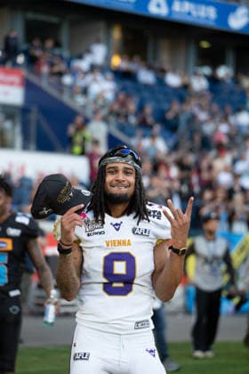 Deutschland: 06.09.2026, The AFLE Gold Bowl 2026 - Panthers Wroclaw vs. Vienna Vikings, Schauinsland-Reisen-Arena (Duisburg): Vienna Vikings Amani Dennis mit Handziechen in die Kamera am posieren Duisburg Deutschland Copyright: xMijoxLubecx