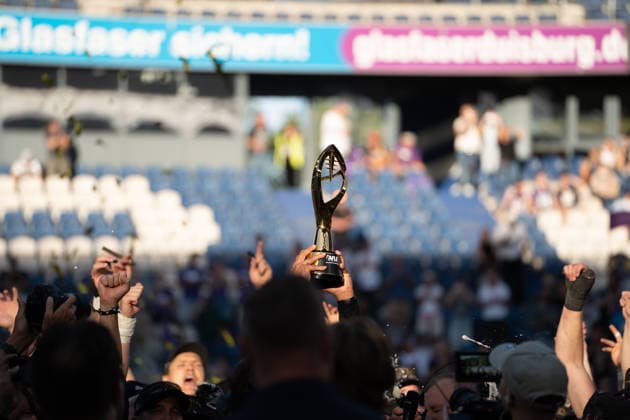 Deutschland: 06.09.2026, The AFLE Gold Bowl 2026 - Panthers Wroclaw vs. Vienna Vikings, Schauinsland-Reisen-Arena (Duisburg): Die Gold Bowl Trophy der AFLE wird in die Luft gehoben Duisburg Deutschland Copyright: xMijoxLubecx