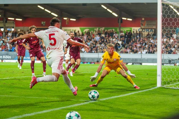 Yassine Bouchama (Fortuna Düsseldorf, 05) mit einem Schuss an der Aussenlinie, Lennart Winkler (Fortuna Koeln, 01) breitet die Arme aus Fortuna Köln vs. Fortuna Düsseldorf, Fussball, 3.Liga, 04.Spieltag, Saison 2026 27, 06.09.2026, DFL REGULATIONS PROHIBIT ANY USE OF PHOTOGRAPHS AS IMAGE SEQUENCES AND OR QUASI-VIDEO, Fortuna Köln vs. Fortuna Düsseldorf, Fussball, 3.Liga, 04.Spieltag, Saison 2026 27, 06.09.2026 Köln Copyright: xEibner-Pressefoto LukasxBaldygax EP_LBA