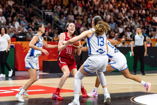 Breanna Stewart (USA, 10) im Zweikampf mit Lorela Cubaj (Italien, 13) und Jasmine Keys (Italien, 00), GER, Italien vs. USA, Basketball, FIBA Women s World Cup 2026, Gruppenphase, Spieltag 2, 06.09.2026 GER, Italien vs. USA, Basketball, FIBA Women s World Cup 2026, Gruppenphase, Spieltag 2, 06.09.2026 Berlin Copyright: xEibner-Pressefoto MaxxVincenx EP_MVN