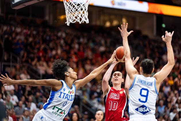Breanna Stewart (USA, 10) beim Wurf, Jasmine Keys (Italien, 00), Cecilia Zandalasini (Italien, 09), GER, Italien vs. USA, Basketball, FIBA Women s World Cup 2026, Gruppenphase, Spieltag 2, 06.09.2026 GER, Italien vs. USA, Basketball, FIBA Women s World Cup 2026, Gruppenphase, Spieltag 2, 06.09.2026 Berlin Copyright: xEibner-Pressefoto MaxxVincenx EP_MVN