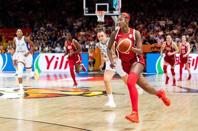 Angel Reese (USA, 15) im Dribbling, Francesca Pan (Italien, 11), GER, Italien vs. USA, Basketball, FIBA Women s World Cup 2026, Gruppenphase, Spieltag 2, 06.09.2026 GER, Italien vs. USA, Basketball, FIBA Women s World Cup 2026, Gruppenphase, Spieltag 2, 06.09.2026 Berlin Copyright: xEibner-Pressefoto MaxxVincenx EP_MVN