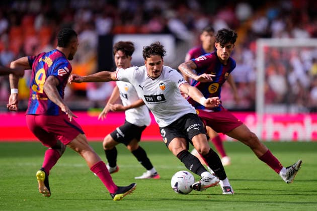 Valencia CF v FC Barcelona, Barca - LaLiga EA Sports 2026 27 Filip Ugrinic central midfield of Valencia and Switzerland during the LaLiga EA Sports 2026 27 match between Valencia CF and FC Barcelona at Estadi de Mestalla on September 6, 2026 in Valencia, Spain. Valencia Spain  Copyright: xJosexBretonx originalFilename:bretonhernandez-valencia260906_npuH6.jpg