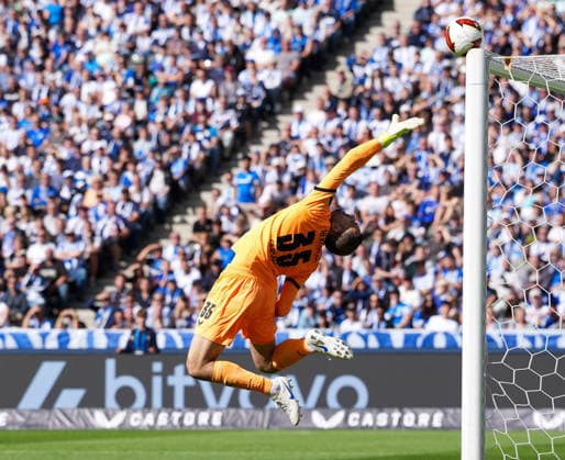 Marius Gersbeck (Hertha BSC, 35) streckt sich nach einem Schuss, der die Latte trifft. GER, Hertha BSC vs 1. FC Magdeburg, 2. Bundesliga, 4. Spieltag, Saison 2026-27, Olympiastadion, Berlin, 06.09.2026 DFL REGULATIONS PROHIBIT ANY USE OF PHOTOGRAPHS AS IMAGE SEQUENCES AND OR QUASI-VIDEO GER, Hertha BSC vs 1. FC Magdeburg, 2. Bundesliga, 4. Spieltag, Saison 2026-27, 06.09.2026 Berlin *** Marius Gersbeck of Hertha BSC, 35, reaches for the ball after a shot hits the crossbar. GER, Hertha BSC vs. 1. FC Magdeburg, 2. Bundesliga, Matchday 4, 2026–27 season, Olympiastadion, Berlin, September 6, 2026 DFL regulations prohibit any use of photographs as image sequences and or quasi-video GER, Hertha BSC vs. 1 FC Magdeburg, 2. Bundesliga, Matchday 4, 2026–27 season, September 6, 2026, Berlin Copyright: xEibner-Pressefoto ScottxColemanx EP_SCN