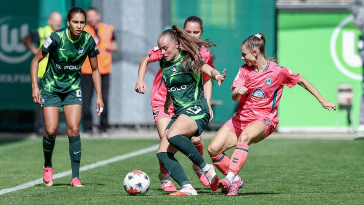 v.li.: Lou Bogaert (VfL Wolfsburg, 23), Lilli Purtscheller (SV Werder Bremen, 7) und Michelle Weiß (SV Werder Bremen, 15) im Zweikampf, Duell, Dynamik, Aktion, Action, Spielszene, DIE DFB-RICHTLINIEN UNTERSAGEN JEGLICHE NUTZUNG VON FOTOS ALS SEQUENZBILDER UND ODER VIDEOÄHNLICHE FOTOSTRECKEN. DFB REGULATIONS PROHIBIT ANY USE OF PHOTOGRAPHS AS IMAGE SEQUENCES AND OR QUASI-VIDEO., 06.09.2026, Wolfsburg (Deutschland), Fussball, Google Pixel Frauen-Bundesliga, VfL Wolfsburg - SV Werder Bremen *** v li Lou Bogaert (VfL Wolfsburg), 23, Lilli Purtscheller (SV Werder Bremen), 7, and Michelle Weiß (SV Werder Bremen), 15, in a one-on-one battle, duel, dynamic moment, action, game scene, DFB REGULATIONS PROHIBIT ANY USE OF PHOTOGRAPHS AS SEQUENCE IMAGES AND OR VIDEO-LIKE PHOTO SERIES DFB REGULATIONS PROHIBIT ANY USE OF PHOTOGRAPHS AS IMAGE SEQU, September 6, 2026, Wolfsburg, Germany, soccer, Google Pixel Women’s Bundesliga, VfL Wolfsburg vs. SV Werder Bremen xobx
