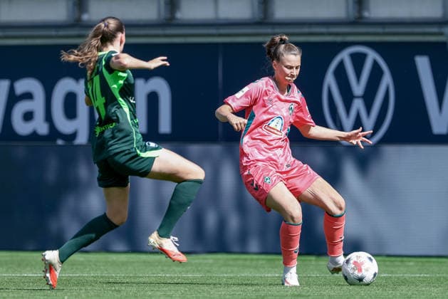 v.li.: Smilla Vallotto (VfL Wolfsburg, 14) und Julia Magerl (SV Werder Bremen, 4) im Zweikampf, Duell, Dynamik, Aktion, Action, Spielszene, DIE DFB-RICHTLINIEN UNTERSAGEN JEGLICHE NUTZUNG VON FOTOS ALS SEQUENZBILDER UND ODER VIDEOÄHNLICHE FOTOSTRECKEN. DFB REGULATIONS PROHIBIT ANY USE OF PHOTOGRAPHS AS IMAGE SEQUENCES AND OR QUASI-VIDEO., 06.09.2026, Wolfsburg (Deutschland), Fussball, Google Pixel Frauen-Bundesliga, VfL Wolfsburg - SV Werder Bremen *** From left: Smilla Vallotto (VfL Wolfsburg), 14, and Julia Magerl (SV Werder Bremen), 4, in a one-on-one battle, duel, dynamic moment, action, game scene, DFB REGULATIONS PROHIBIT ANY USE OF PHOTOGRAPHS AS SEQUENCE IMAGES AND OR VIDEO-LIKE PHOTO SERIES DFB REGULATIONS PROHIBIT ANY USE OF PHOTOGRAPHS AS IMAGE SEQU, September 6, 2026, Wolfsburg, Germany, soccer, Google Pixel Women’s Bundesliga, VfL Wolfsburg vs. SV Werder Bremen xobx