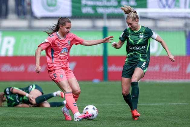v.li.: Lilli Purtscheller (SV Werder Bremen, 7) und Janina Minge (VfL Wolfsburg, 6) im Zweikampf, Duell, Dynamik, Aktion, Action, Spielszene, DIE DFB-RICHTLINIEN UNTERSAGEN JEGLICHE NUTZUNG VON FOTOS ALS SEQUENZBILDER UND ODER VIDEOÄHNLICHE FOTOSTRECKEN. DFB REGULATIONS PROHIBIT ANY USE OF PHOTOGRAPHS AS IMAGE SEQUENCES AND OR QUASI-VIDEO., 06.09.2026, Wolfsburg (Deutschland), Fussball, Google Pixel Frauen-Bundesliga, VfL Wolfsburg - SV Werder Bremen *** From left: Lilli Purtscheller (SV Werder Bremen), 7, and Janina Minge (VfL Wolfsburg), 6, in a one-on-one battle, duel, dynamic moment, action, game scene, DFB REGULATIONS PROHIBIT ANY USE OF PHOTOGRAPHS AS SEQUENCE IMAGES AND OR VIDEO-LIKE PHOTO SERIES DFB REGULATIONS PROHIBIT ANY USE OF PHOTOGRAPHS AS IMAGE SEQUENCES AND OR QUASI-VIDEO, September 6, 2026, Wolfsburg, Germany, soccer, Google Pixel Women’s Bundesliga, VfL Wolfsburg vs. SV Werder Bremen xobx