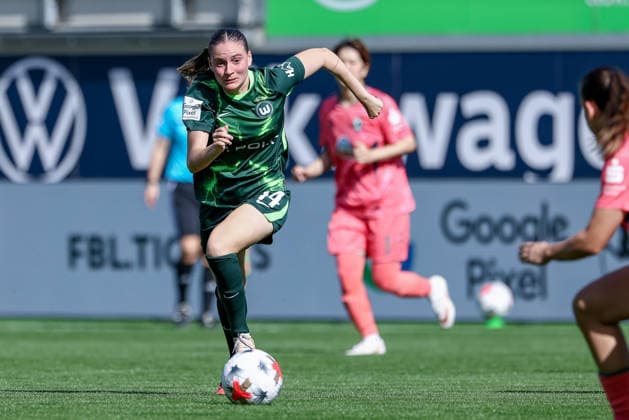 Smilla Vallotto (VfL Wolfsburg, 14) am Ball, Einzelbild, Ganzkörper, Aktion, Action, Spielszene, DIE DFB-RICHTLINIEN UNTERSAGEN JEGLICHE NUTZUNG VON FOTOS ALS SEQUENZBILDER UND ODER VIDEOÄHNLICHE FOTOSTRECKEN. DFB REGULATIONS PROHIBIT ANY USE OF PHOTOGRAPHS AS IMAGE SEQUENCES AND OR QUASI-VIDEO., 06.09.2026, Wolfsburg (Deutschland), Fussball, Google Pixel Frauen-Bundesliga, VfL Wolfsburg - SV Werder Bremen *** Smilla Vallotto, VfL Wolfsburg, No. 14 with the ball, single frame, full body, action, game scene, DFB REGULATIONS PROHIBIT ANY USE OF PHOTOGRAPHS AS SEQUENCE IMAGES AND OR VIDEO-LIKE PHOTO SERIES DFB REGULATIONS PROHIBIT ANY USE OF PHOTOGRAPHS AS IMAGE SEQUENCESENCES AND OR QUASI-VIDEO, September 6, 2026, Wolfsburg, Germany, Soccer, Google Pixel Women’s Bundesliga, VfL Wolfsburg vs. SV Werder Bremen xobx