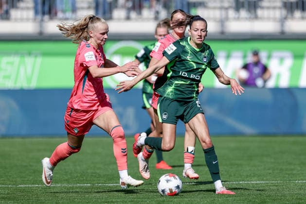 v.li.: Isabella Jaron (SV Werder Bremen, 11) und Joelle Wedemeyer (VfL Wolfsburg, 24) im Zweikampf, Duell, Dynamik, Aktion, Action, Spielszene, DIE DFB-RICHTLINIEN UNTERSAGEN JEGLICHE NUTZUNG VON FOTOS ALS SEQUENZBILDER UND ODER VIDEOÄHNLICHE FOTOSTRECKEN. DFB REGULATIONS PROHIBIT ANY USE OF PHOTOGRAPHS AS IMAGE SEQUENCES AND OR QUASI-VIDEO., 06.09.2026, Wolfsburg (Deutschland), Fussball, Google Pixel Frauen-Bundesliga, VfL Wolfsburg - SV Werder Bremen *** From left: Isabella Jaron (SV Werder Bremen), 11, and Joelle Wedemeyer (VfL Wolfsburg), 24, in a one-on-one battle, duel, dynamic moment, action, game scene, DFB REGULATIONS PROHIBIT ANY USE OF PHOTOGRAPHS AS IMAGE SEQUENCES AND OR VIDEO-LIKE PHOTO SERIES, DFB REGULATIONS PROHIBIT ANY USE OF PHOTOGRAPHS AS IMAGE SEQUENCES AND OR QUASI-VIDEO, September 6, 2026, Wolfsburg, Germany, soccer, Google Pixel Women’s Bundesliga, VfL Wolfsburg vs. SV Werder Bremen xobx