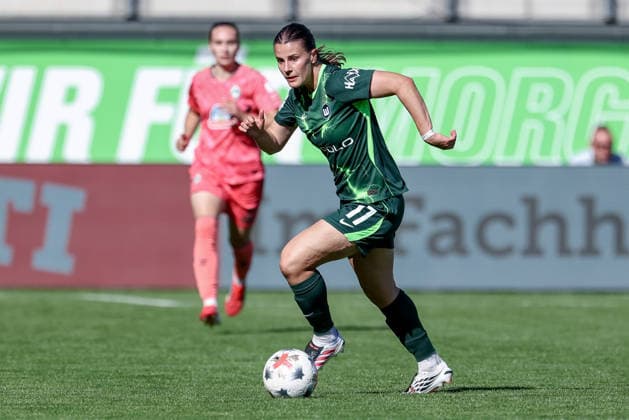 Katharina Piljic (VfL Wolfsburg, 17) am Ball, Einzelbild, Ganzkörper, Aktion, Action, Spielszene, DIE DFB-RICHTLINIEN UNTERSAGEN JEGLICHE NUTZUNG VON FOTOS ALS SEQUENZBILDER UND ODER VIDEOÄHNLICHE FOTOSTRECKEN. DFB REGULATIONS PROHIBIT ANY USE OF PHOTOGRAPHS AS IMAGE SEQUENCES AND OR QUASI-VIDEO., 06.09.2026, Wolfsburg (Deutschland), Fussball, Google Pixel Frauen-Bundesliga, VfL Wolfsburg - SV Werder Bremen *** Katharina Piljic, VfL Wolfsburg, 17 with the ball, single frame, full-body shot, action, game scene, DFB REGULATIONS PROHIBIT ANY USE OF PHOTOGRAPHS AS SEQUENCE IMAGES AND OR VIDEO-LIKE PHOTO SEQUENCES DFB REGULATIONS PROHIBIT ANY USE OF PHOTOGRAPHS AS IMAGE SEQUENCES AND OR QUASI-VIDEO, 06 09 2026, Wolfsburg, Germany, Soccer, Google Pixel Women’s Bundesliga, VfL Wolfsburg vs. SV Werder Bremen xobx