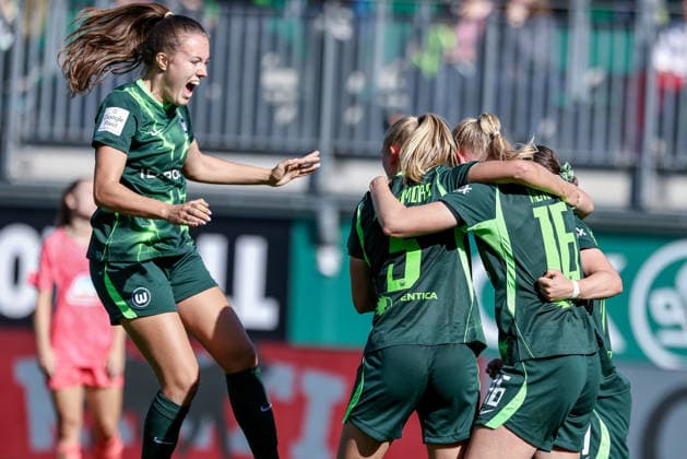 Spielerinnen vom VfL Wolfsburg mit Torjubel, Jubel, jubeln, jubelt, optimistisch, Spielszene, Highlight, Freude über das Tor zum 3:2, DIE DFB-RICHTLINIEN UNTERSAGEN JEGLICHE NUTZUNG VON FOTOS ALS SEQUENZBILDER UND ODER VIDEOÄHNLICHE FOTOSTRECKEN. DFB REGULATIONS PROHIBIT ANY USE OF PHOTOGRAPHS AS IMAGE SEQUENCES AND OR QUASI-VIDEO., 06.09.2026, Wolfsburg (Deutschland), Fussball, Google Pixel Frauen-Bundesliga, VfL Wolfsburg - SV Werder Bremen *** VfL Wolfsburg players celebrating a goal, cheering, jubilant, optimistic, game action, highlight, joy over the goal that made it 3–2, DFB REGULATIONS PROHIBIT ANY USE OF PHOTOGRAPHS AS SEQUENCE IMAGES AND OR VIDEO-LIKE PHOTO SERIES. DFB REGULATIONS PROHIBIT ANY USE OF PHOTOGRAPHS AS IMAGE SEQUENCES AND OR QUASI-VIDEO, September 6, 2026, Wolfsburg, Germany, soccer, Google Pixel Women’s Bundesliga, VfL Wolfsburg vs. SV Werder Bremen xobx