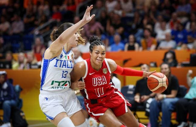 Sport Bilder des Tages Italy™ Lorela Cubaj and USA™ Napheesa Collier fight for the ball during a game between The United States and Italy in the group phase at the FIBA Women s Basketball World Cup, on Sunday 6 September 2026, in Berlin, Germany. The FIBA Women s Basketball World Cup takes place in Berlin from 4 to 23 September 2026. VIRGINIExLEFOUR  x185482897x