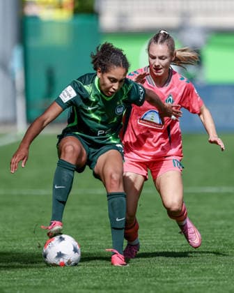 v.li.: Cora Zicai (VfL Wolfsburg, 28) und Michelle Weiß (SV Werder Bremen, 15) im Zweikampf, Duell, Dynamik, Aktion, Action, Spielszene, DIE DFB-RICHTLINIEN UNTERSAGEN JEGLICHE NUTZUNG VON FOTOS ALS SEQUENZBILDER UND ODER VIDEOÄHNLICHE FOTOSTRECKEN. DFB REGULATIONS PROHIBIT ANY USE OF PHOTOGRAPHS AS IMAGE SEQUENCES AND OR QUASI-VIDEO., 06.09.2026, Wolfsburg (Deutschland), Fussball, Google Pixel Frauen-Bundesliga, VfL Wolfsburg - SV Werder Bremen *** From left: Cora Zicai (VfL Wolfsburg), 28, and Michelle Weiß (SV Werder Bremen), 15, in a one-on-one battle, duel, dynamic moment, action, game scene, DFB REGULATIONS PROHIBIT ANY USE OF PHOTOGRAPHS AS IMAGE SEQUENCES AND OR VIDEO-LIKE PHOTO SERIES DFB REGULATIONS PROHIBIT ANY USE OF PHOTOGRAPHS AS IMAGE SEQUENCES AND OR QUASI-VIDEO, June 9, 2026, Wolfsburg, Germany, Soccer, Google Pixel Women’s Bundesliga, VfL Wolfsburg vs. SV Werder Bremen xobx