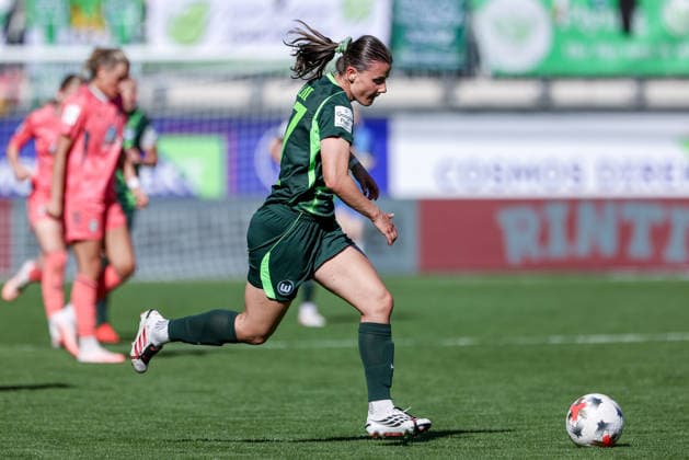 Katharina Piljic (VfL Wolfsburg, 17) am Ball, Einzelbild, Ganzkörper, Aktion, Action, Spielszene, DIE DFB-RICHTLINIEN UNTERSAGEN JEGLICHE NUTZUNG VON FOTOS ALS SEQUENZBILDER UND ODER VIDEOÄHNLICHE FOTOSTRECKEN. DFB REGULATIONS PROHIBIT ANY USE OF PHOTOGRAPHS AS IMAGE SEQUENCES AND OR QUASI-VIDEO., 06.09.2026, Wolfsburg (Deutschland), Fussball, Google Pixel Frauen-Bundesliga, VfL Wolfsburg - SV Werder Bremen *** Katharina Piljic, VfL Wolfsburg, 17 with the ball, single frame, full body, action, game scene, DFB REGULATIONS PROHIBIT ANY USE OF PHOTOGRAPHS AS SEQUENCE IMAGES AND OR VIDEO-LIKE PHOTO SERIES DFB REGULATIONS PROHIBIT ANY USE OF PHOTOGRAPHS AS IMAGE SEQUENCES AND OR QUASI-VIDEO, September 6, 2026, Wolfsburg, Germany, Soccer, Google Pixel Women’s Bundesliga, VfL Wolfsburg vs. SV Werder Bremen xobx