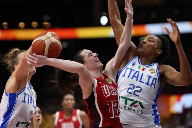 Italy™ Francesca Pan and USA™ Caitlin Clark fight for the ball during a game between The United States and Italy in the group phase at the FIBA Women s Basketball World Cup, on Sunday 6 September 2026, in Berlin, Germany. The FIBA Women s Basketball World Cup takes place in Berlin from 4 to 23 September 2026. VIRGINIExLEFOUR  x185482885x