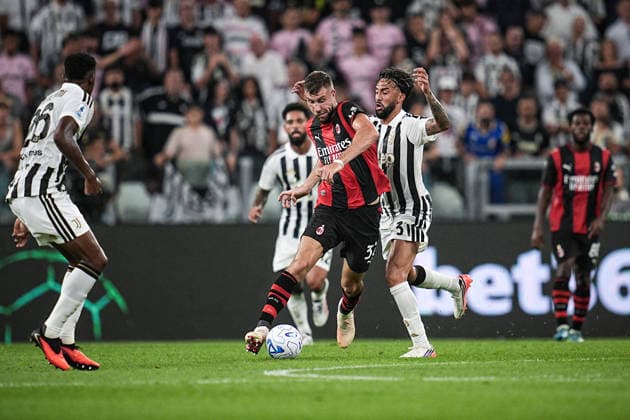 AC Milan s Strahinja Pavlovic fights for the ball with Juventus s Nico Gonzalez during the Serie A soccer match between Juventus and Milan at the Allianz Stadium in Turin, north west Italy - Sunday, September 06, 2026. - Soccer .  Copyright: xMarcoxAlpozzi LaPressex