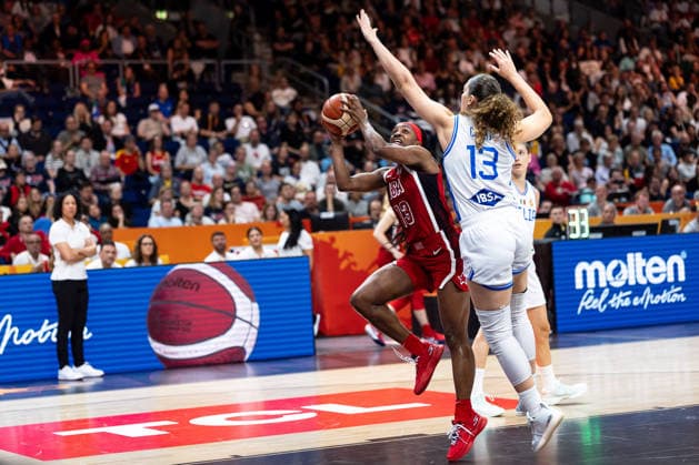 Jackie Young (USA, 13) beim Wurf, Lorela Cubaj (Italien, 13), GER, Italien vs. USA, Basketball, FIBA Women s World Cup 2026, Gruppenphase, Spieltag 2, 06.09.2026 GER, Italien vs. USA, Basketball, FIBA Women s World Cup 2026, Gruppenphase, Spieltag 2, 06.09.2026 Berlin Copyright: xEibner-Pressefoto MaxxVincenx EP_MVN
