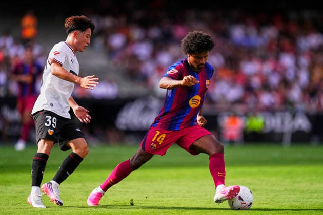 Valencia CF v FC Barcelona, Barca - LaLiga EA Sports 2026 27 Karim Adeyemi right winger of Barcelona and Germany and Ryunosuke Sato left winger of Valencia and Japan compete for the ball during the LaLiga EA Sports 2026 27 match between Valencia CF and FC Barcelona at Estadi de Mestalla on September 6, 2026 in Valencia, Spain. Valencia Spain  Copyright: xJosexBretonx originalFilename:bretonhernandez-valencia260906_npfMa.jpg