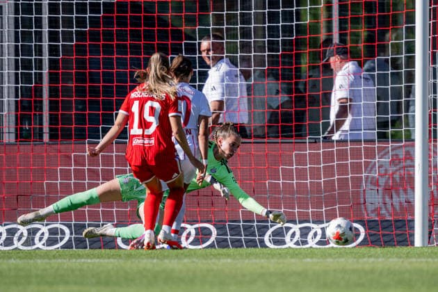 Selina Vobian (SC Freiburg, 10) verpasst hier gegen Ena Mahmutovic (Torfrau, FC Bayern Muenchen Frauen, 01) und Katharina Naschenweng (FC Bayern Muenchen Frauen, 19) GER, FC Bayern Muenchen Frauen vs. SC Freiburg, Fussball, Google Pixel Frauen-Bundesliga, 3. Spieltag, Saison 2026 2027, 06.09.2026 (DFL DFB REGULATIONS PROHIBIT ANY USE OF PHOTOGRAPHS as IMAGE SEQUENCES and or QUASI-VIDEO). Foto: HMB Media Heike Feiner *** Selina Vobian, SC Freiburg, 10, misses here against Ena Mahmutovic, goalkeeper, FC Bayern Munich Women, 01, and Katharina Naschenweng, FC Bayern Munich Women, 19, GER, FC Bayern Munich Women vs. SC Freiburg, Soccer, Google Pixel Women’s Bundesliga, Matchday 3, 2026–2027 Season, September 6, 2026 DFL DFB regulations prohibit any use of photographs as image sequences and or quasi-video. Photo: HMB Media, Heike Feiner Copyright: HMBxMedia HeikexFeiner