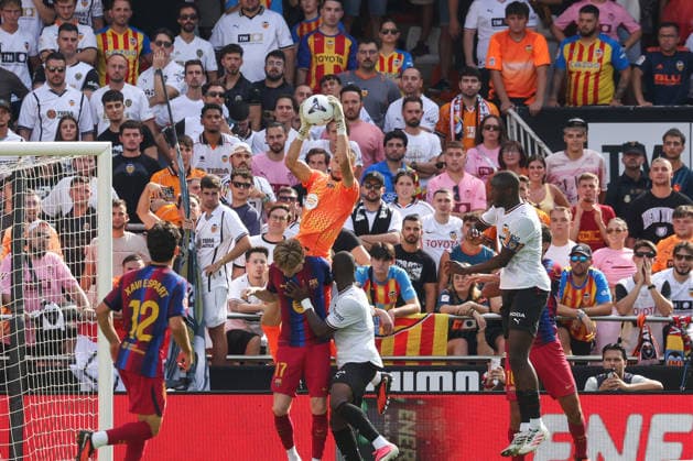 Spain - LaLiga EA - Valencia CF vs FC Barcelona, Barca - 06 09 2026 SPAIN, VALENCIA, SEPTEMBER 06. Joan Garcia of FC Barcelona makes a save under pressure from Aliou Dieng of Valencia during the LaLiga EA Sports football match between Valencia CF and FC Barcelona on September 06, 2026 at Estadio Mestalla in Valencia, Spain. Photo by Manuel Blondeau AOP.Press Valencia Estadio Mestalla Valencian Community Spain Copyright: x ManuelxBlondeau AOP.Pressx AOP20260906-024