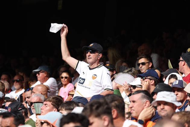 Spain - LaLiga EA - Valencia CF vs FC Barcelona, Barca - 06 09 2026 SPAIN, VALENCIA, SEPTEMBER 06. A fan of Valencia waves a white handkerchief in protest after the defeat during the LaLiga EA Sports football match between Valencia CF and FC Barcelona on September 06, 2026 at Estadio Mestalla in Valencia, Spain. Photo by Manuel Blondeau AOP.Press Valencia Estadio Mestalla Valencian Community Spain Copyright: x ManuelxBlondeau AOP.Pressx AOP20260906-047