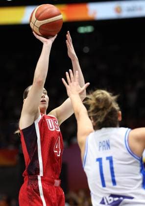 USA™ Paige Bueckers and Italy™ Francesca Pan fight for the ball during a game between The United States and Italy in the group phase at the FIBA Women s Basketball World Cup, on Sunday 6 September 2026, in Berlin, Germany. The FIBA Women s Basketball World Cup takes place in Berlin from 4 to 23 September 2026. VIRGINIExLEFOUR  x185482842x