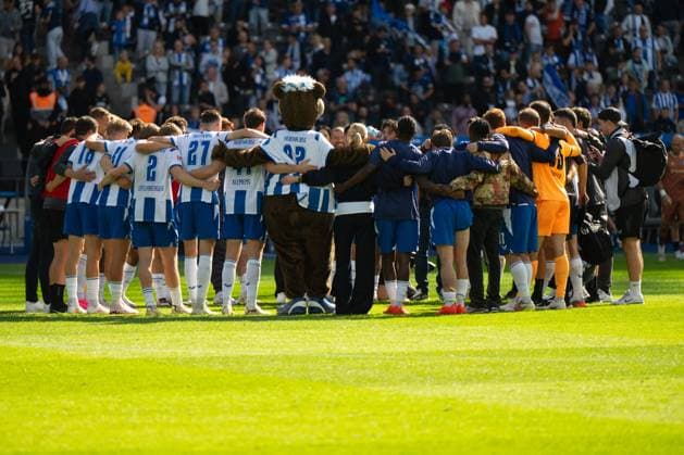 Mannschaft und Staff von Hertha BSC bilden einen Kreis nach Spielende mit Maskottchen Hertinho, Hertha BSC Berlin vs. 1. FC Magdeburg, Fussball, 2. Bundesliga, 4. Spieltag, 2026 2027, 06.09.2026 DFB regulations prohibit any use of photographs as image sequences and or quasi-video Berlin Berlin Deutschland *** The Hertha BSC team and staff form a circle with the mascot Hertinho after the game; Hertha BSC Berlin vs. 1 FC Magdeburg, soccer, 2. Bundesliga, Matchday 4, 2026–2027, September 6, 2026 DFB regulations prohibit any use of photographs as image sequences and or quasi-video Berlin, Berlin, Germany Copyright: xkolbert-press MarkusxVerwimpx