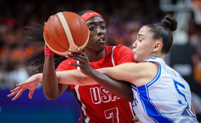 USA™ Kahleah Copper and Italy™ Francesca Pasa fight for the ball during a game between The United States and Italy in the group phase at the FIBA Women s Basketball World Cup, on Sunday 6 September 2026, in Berlin, Germany. The FIBA Women s Basketball World Cup takes place in Berlin from 4 to 23 September 2026. VIRGINIExLEFOUR  x185482406x
