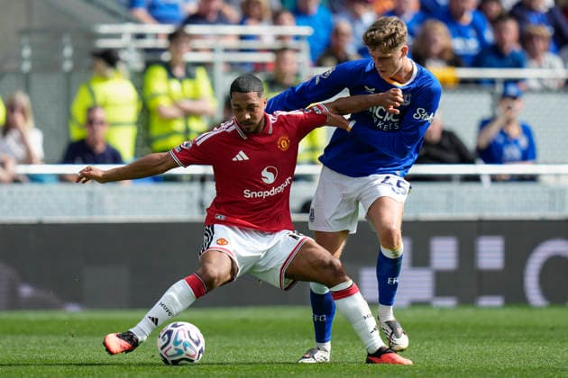 Everton v Manchester United, ManU Premier League Youri Tielemans of Manchester United shields the ball from Harrison Armstrong of Everton FC during the Everton v Manchester United Premier League match at the Hill Dickinson Stadium, Liverpool, England on 6 September 2026 Credit: Steve Flynn Every Second Media Editorial use only. All images are copyright Every Second Media Limited. No images may be reproduced without prior permission. All rights reserved. Premier League and Football League images are subject to licensing agreements with Football DataCo Limited. see https: www.football-dataco.com Copyright: xIMAGO EveryxSecondxMediax ESM-2142-0181 StevexFlynnx xEveryxSecondxMediax