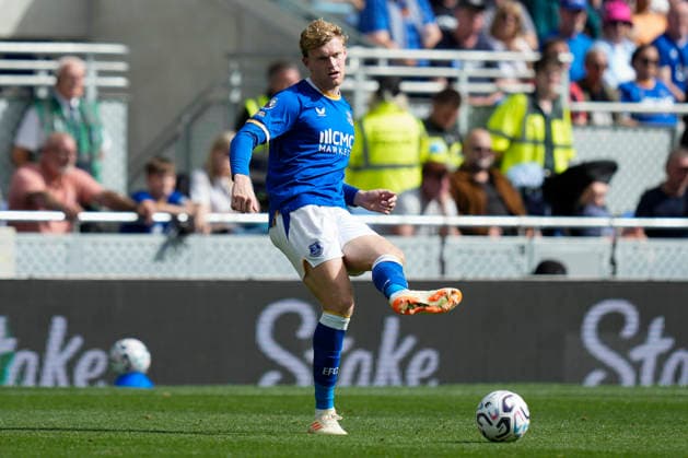 Everton v Manchester United, ManU Premier League Jarrad Branthwaite of Everton FC passes the ball during the Everton v Manchester United Premier League match at the Hill Dickinson Stadium, Liverpool, England on 6 September 2026 Credit: Steve Flynn Every Second Media Editorial use only. All images are copyright Every Second Media Limited. No images may be reproduced without prior permission. All rights reserved. Premier League and Football League images are subject to licensing agreements with Football DataCo Limited. see https: www.football-dataco.com Copyright: xIMAGO EveryxSecondxMediax ESM-2142-0190 StevexFlynnx xEveryxSecondxMediax