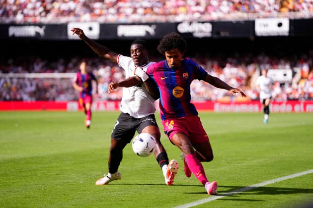 Valencia CF v FC Barcelona, Barca - LaLiga EA Sports 2026 27 Karim Adeyemi right winger of Barcelona and Germany and David Otorbi right winger of Valencia and Spain compete for the ball during the LaLiga EA Sports 2026 27 match between Valencia CF and FC Barcelona at Estadi de Mestalla on September 6, 2026 in Valencia, Spain. Valencia Spain  Copyright: xJosexBretonx originalFilename:bretonhernandez-valencia260906_npCyQ.jpg