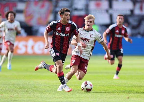 06.09.2026, Fussball Bundesliga, Eintracht Frankfurt - FC Augsburg, v.l., Ritsu Doan (Eintracht Frankfurt), Hennes Behrens (FC Augsburg) DFL DFB REGULATIONS PROHIBIT ANY USE OF PHOTOGRAPHS AS IMAGE SEQUENCES AND OR QUASI-VIDEO. xdcx *** September 6, 2026, Bundesliga Soccer, Eintracht Frankfurt vs. FC Augsburg, from left, Ritsu Doan (Eintracht Frankfurt), Hennes Behrens (FC Augsburg). DFL and DFB regulations prohibit any use of photographs as image sequences and or quasi-video. xdcx Copyright: HMBxMedia Claus