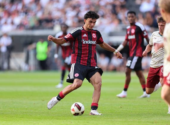 06.09.2026, Fussball Bundesliga, Eintracht Frankfurt - FC Augsburg, v.l., Can Uzun (Eintracht Frankfurt) DFL DFB REGULATIONS PROHIBIT ANY USE OF PHOTOGRAPHS AS IMAGE SEQUENCES AND OR QUASI-VIDEO. xdcx *** September 6, 2026, Bundesliga Soccer, Eintracht Frankfurt vs. FC Augsburg, from left, Can Uzun, Eintracht Frankfurt. DFL and DFB regulations prohibit any use of photographs as image sequences and or quasi-video. xdcx Copyright: HMBxMedia Claus