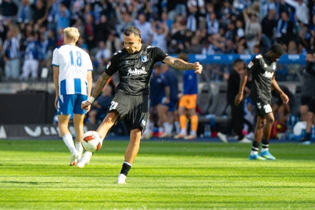 Falko Michel 21 (1. FC Magdeburg) schiesst nach Schlusspfiff den Ball aus Frust in die Zuschauerränge, Hertha BSC Berlin vs. 1. FC Magdeburg, Fussball, 2. Bundesliga, 4. Spieltag, 2026 2027, 06.09.2026 DFB regulations prohibit any use of photographs as image sequences and or quasi-video Berlin Berlin Deutschland *** Falko Michel, 21, of 1 FC Magdeburg, kicks the ball into the stands in frustration after the final whistle; Hertha BSC Berlin vs. 1 FC Magdeburg, soccer, 2. Bundesliga, Matchday 4, 2026–2027, September 6, 2026. DFB regulations prohibit any use of photographs as image sequences and or quasi-video. Berlin, Berlin, Germany Copyright: xkolbert-press MarkusxVerwimpx