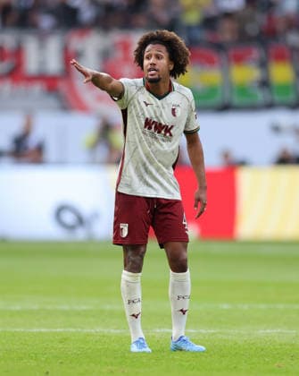 06.09.2026, Fussball Bundesliga, Eintracht Frankfurt - FC Augsburg, v.l., Alexis Claude-Maurice (FC Augsburg) gibt Anweisungen, gestikuliert, mit den Armen gestikulieren, gives instructions, gesticulate DFL DFB REGULATIONS PROHIBIT ANY USE OF PHOTOGRAPHS AS IMAGE SEQUENCES AND OR QUASI-VIDEO. xdcx *** September 6, 2026, Bundesliga, Eintracht Frankfurt vs. FC Augsburg, from left, Alexis Claude Maurice of FC Augsburg gives instructions, gesticulates, waves his arms, gives instructions, gesticulates. DFL and DFB regulations prohibit any use of photographs as image sequences and or quasi-video. xdcx Copyright: HMBxMedia Claus