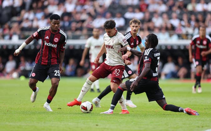 06.09.2026, Fussball Bundesliga, Eintracht Frankfurt - FC Augsburg, v.l., Raphael Onyedika (Eintracht Frankfurt), Fabian Rieder (FC Augsburg), Lilian Brassier (Eintracht Frankfurt) DFL DFB REGULATIONS PROHIBIT ANY USE OF PHOTOGRAPHS AS IMAGE SEQUENCES AND OR QUASI-VIDEO. xdcx *** September 6, 2026, Bundesliga, Eintracht Frankfurt vs. FC Augsburg, from left: Raphael Onyedika (Eintracht Frankfurt), Fabian Rieder, FC Augsburg, Lilian Brassier, Eintracht Frankfurt. DFL and DFB regulations prohibit any use of photographs as image sequences and or quasi-video. xdcx Copyright: HMBxMedia Claus