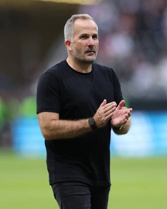 06.09.2026, Fussball Bundesliga, Eintracht Frankfurt - FC Augsburg, v.l., Trainer Manuel Baum (FC Augsburg) bedankt sich bei den Fans, bedanken, Dank, Mannschaft nach dem Spiel, after the match, bedankt sich bei den Fans, applauds the fans DFL DFB REGULATIONS PROHIBIT ANY USE OF PHOTOGRAPHS AS IMAGE SEQUENCES AND OR QUASI-VIDEO. xdcx *** September 6, 2026, Bundesliga Soccer, Eintracht Frankfurt vs. FC Augsburg, from left: FC Augsburg coach Manuel Baum thanks the fans, thanks, gratitude, team after the game, after the match, thanks the fans, applauds the fans DFL DFB REGULATIONS PROHIBIT ANY USE OF PHOTOGRAPHS AS IMAGE SEQUENCES AND OR QUASI-VIDEO xdcx Copyright: HMBxMedia Claus
