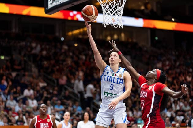 Cecilia Zandalasini (Italien, 09) beim Korbleger, Kahleah Copper (USA, 07), GER, Italien vs. USA, Basketball, FIBA Women s World Cup 2026, Gruppenphase, Spieltag 2, 06.09.2026 GER, Italien vs. USA, Basketball, FIBA Women s World Cup 2026, Gruppenphase, Spieltag 2, 06.09.2026 Berlin Copyright: xEibner-Pressefoto MaxxVincenx EP_MVN