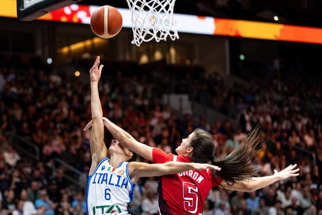 Francesca Pasa (Italien, 06) beim Korbleger, Sonia Citron (USA, 05), GER, Italien vs. USA, Basketball, FIBA Women s World Cup 2026, Gruppenphase, Spieltag 2, 06.09.2026 GER, Italien vs. USA, Basketball, FIBA Women s World Cup 2026, Gruppenphase, Spieltag 2, 06.09.2026 Berlin Copyright: xEibner-Pressefoto MaxxVincenx EP_MVN