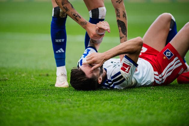 1. Bundesliga: Hamburger SV vs. 1. FSV Mainz 05, 06.09.2026 Fabio Daniel Ferreira Vieira (Hamburger SV, 20) liegt am Boden, mit Händen vor Gesicht, Verletzung; Fußball, 1. Bundesliga, 2. Spieltag: Hamburger SV vs. 1. FSV Mainz 05 am 06.09.2026 im Volksparkstadion, Hamburg DFL REGULATIONS PROHIBIT ANY USE OF PHOTOGRAPHS AS IMAGE SEQUENCES AND OR QUASI-VIDEO. *** 1 Bundesliga: Hamburger SV vs. 1 FSV Mainz 05, September 6, 2026. Fabio Daniel Ferreira Vieira of Hamburger SV, No. 20, is lying on the ground with his hands covering his face; soccer injury, 1st Bundesliga, Matchday 2: Hamburger SV vs. 1st FSV Mainz 05 on September 6, 2026, at the Volksparkstadion, Hamburg. DFL regulations prohibit any use of photographs as image sequences and or quasi-video. Copyright: xBEAUTIFULxSPORTS Tonhäuserx