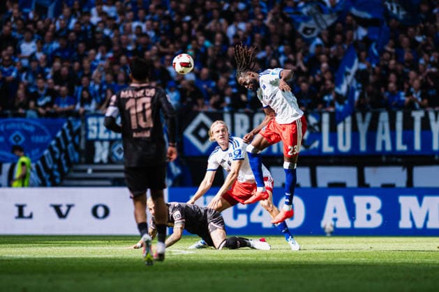 1. Bundesliga: Hamburger SV vs. 1. FSV Mainz 05, 06.09.2026 Jordan Torunarigha (Hamburger SV, 23) macht einen Kopfball, unten liegt Phillip Tietz (1. FSV Mainz 05, 9) und Sebastiaan Bornauw (Hamburger SV, 33); Fußball, 1. Bundesliga, 2. Spieltag: Hamburger SV vs. 1. FSV Mainz 05 am 06.09.2026 im Volksparkstadion, Hamburg DFL REGULATIONS PROHIBIT ANY USE OF PHOTOGRAPHS AS IMAGE SEQUENCES AND OR QUASI-VIDEO. *** 1 Bundesliga: Hamburger SV vs. 1 FSV Mainz 05, September 6, 2026: Jordan Torunarigha (Hamburger SV, 23) heads the ball; on the ground are Phillip Tietz (FSV Mainz 05, 9) and Sebastiaan Bornauw (Hamburger SV, 33). Soccer, 1st Bundesliga, Matchday 2: Hamburger SV vs. 1st FSV Mainz 05 on September 6, 2026, at the Volksparkstadion in Hamburg. DFL regulations prohibit any use of photographs as image sequences and or quasi-video. Copyright: xBEAUTIFULxSPORTS Tonhäuserx