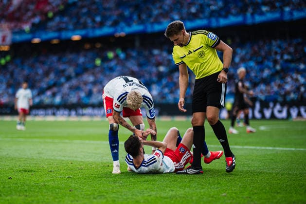 1. Bundesliga: Hamburger SV vs. 1. FSV Mainz 05, 06.09.2026 Albert Gronbaek Erlykke (Hamburger SV, 11) geht gemeinsam mit Schiedsrichter Tobias Reichel zu Fabio Daniel Ferreira Vieira (Hamburger SV, 20), der am Boden liegt; Fußball, 1. Bundesliga, 2. Spieltag: Hamburger SV vs. 1. FSV Mainz 05 am 06.09.2026 im Volksparkstadion, Hamburg DFL REGULATIONS PROHIBIT ANY USE OF PHOTOGRAPHS AS IMAGE SEQUENCES AND OR QUASI-VIDEO. *** 1 Bundesliga: Hamburger SV vs. 1 FSV Mainz 05, September 6, 2026. Albert Gronbaek Erlykke (Hamburger SV, No. 11) walks alongside referee Tobias Reichel toward Fabio Daniel Ferreira Vieira (Hamburger SV, No. 20), who is lying on the ground. Soccer, 1 Bundesliga, Matchday 2: Hamburger SV vs. 1 FSV Mainz 05 on September 6, 2026, at the Volksparkstadion, Hamburg. DFL regulations prohibit any use of photographs as image sequences and or quasi-video. Copyright: xBEAUTIFULxSPORTS Tonhäuserx