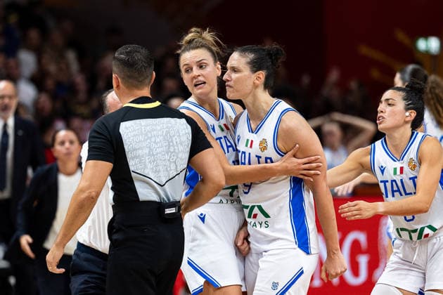 Cecilia Zandalasini (Italien, 09) sauer auf Schiedsrichter, Wut, Streit, GER, Italien vs. USA, Basketball, FIBA Women s World Cup 2026, Gruppenphase, Spieltag 2, 06.09.2026 GER, Italien vs. USA, Basketball, FIBA Women s World Cup 2026, Gruppenphase, Spieltag 2, 06.09.2026 Berlin Copyright: xEibner-Pressefoto MaxxVincenx EP_MVN