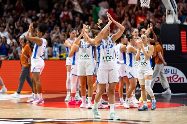 italienische Mannschaft enttaeuscht Enttaeuschung nach Niederlage, Cecilia Zandalasini (Italien, 09), GER, Italien vs. USA, Basketball, FIBA Women s World Cup 2026, Gruppenphase, Spieltag 2, 06.09.2026 GER, Italien vs. USA, Basketball, FIBA Women s World Cup 2026, Gruppenphase, Spieltag 2, 06.09.2026 Berlin Copyright: xEibner-Pressefoto MaxxVincenx EP_MVN