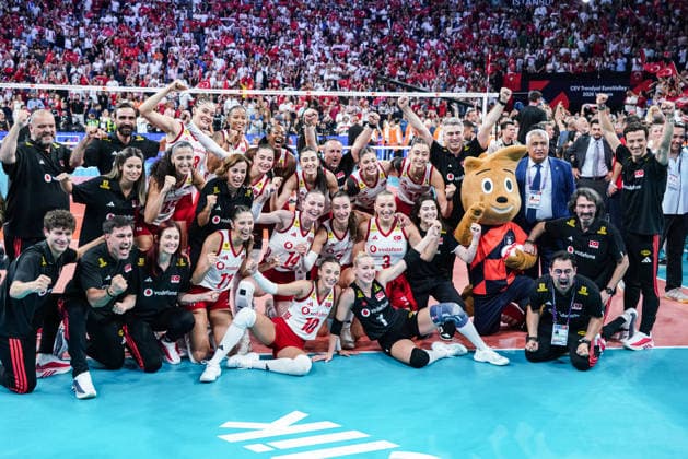 Turkiye retain European women s volleyball title with 3-2 win over Italy ISTANBUL, TURKIYE - SEPTEMBER 6: Turkiye national volleyball team players pose for a photo with the trophy as they celebrate their victory at the end of the CEV EuroVolley 2026 Women s European Volleyball Championship Final between Italy and Turkiye at Sinan Erdem Sports Hall in Istanbul, Turkiye, on September 6, 2026. Turkiye retain European women s volleyball title with 3-2 win over Italy. Cemal Yurttas Anadolu Istanbul Turkey. Editorial use only. Please get in touch for any other usage.  Copyright: x2026xAnadoluxCemalxYurttasx